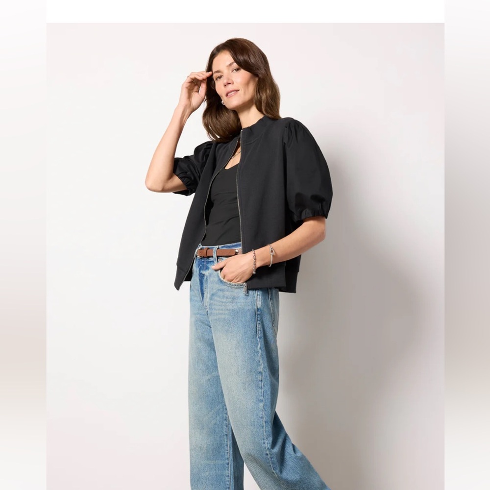 Evereve Jordan Black Zip up Puff Sleeve Jacket